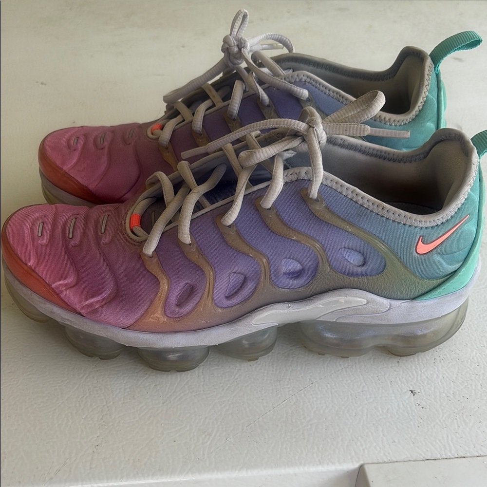 Nike Vapormax Athletic Shoes in Pink and Purple Gradient